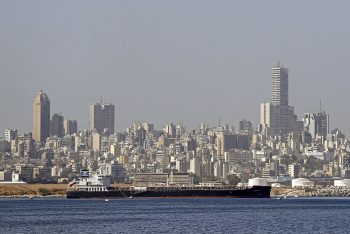 Iráni üzemanyag érkezik Bejrútba forrás: AFP