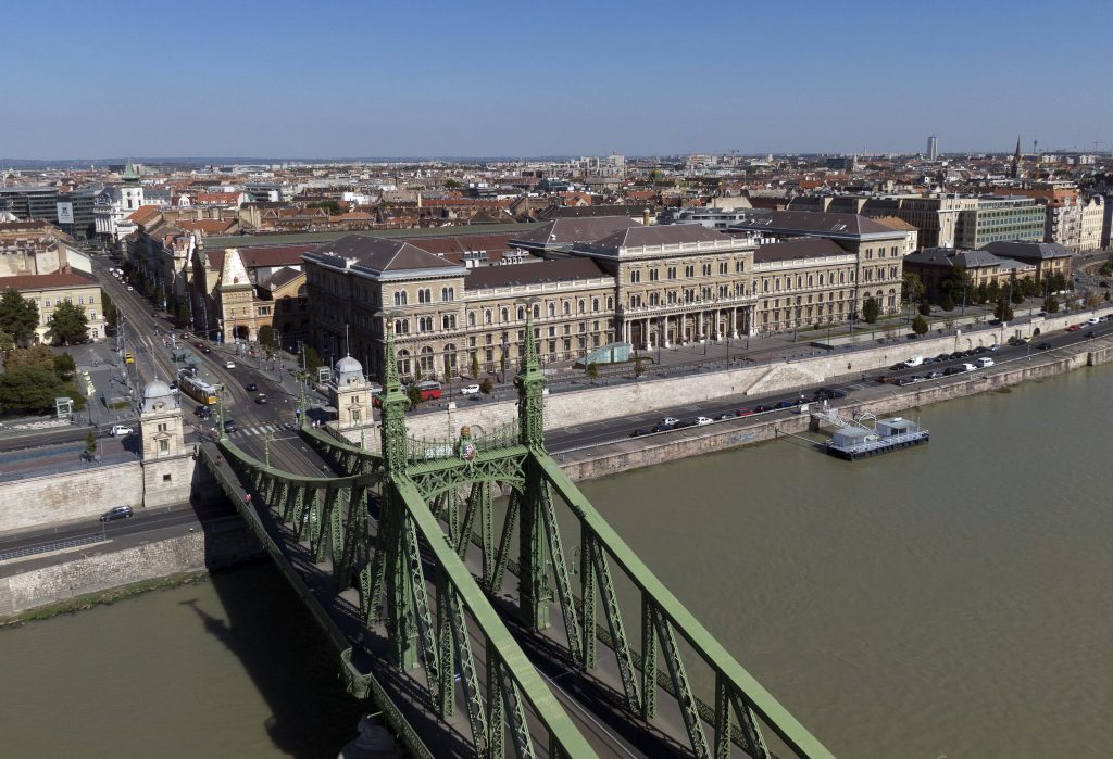 Budapest, 2020. szeptember 9. A Budapesti Corvinus Egyetem, előtérben a Szabadság híd 2020. szeptember 9-én.