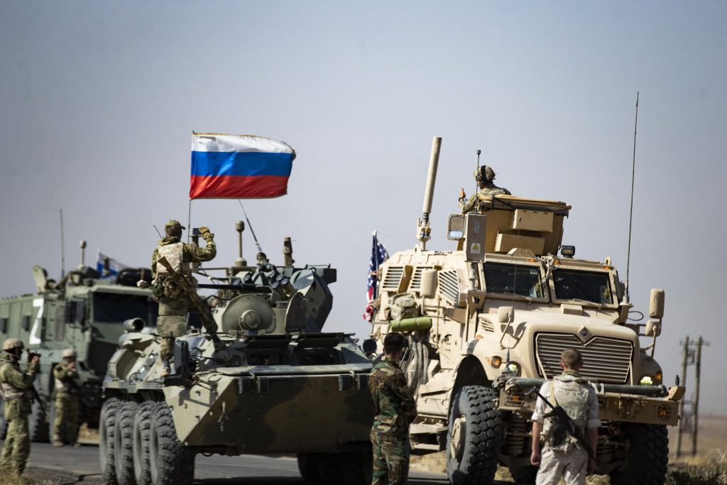 Orosz és amerika katonai konvoj köszönti egymást a török határhoz közel Szíriában 2022 október 8-án. Delil SOULEIMAN / AFP