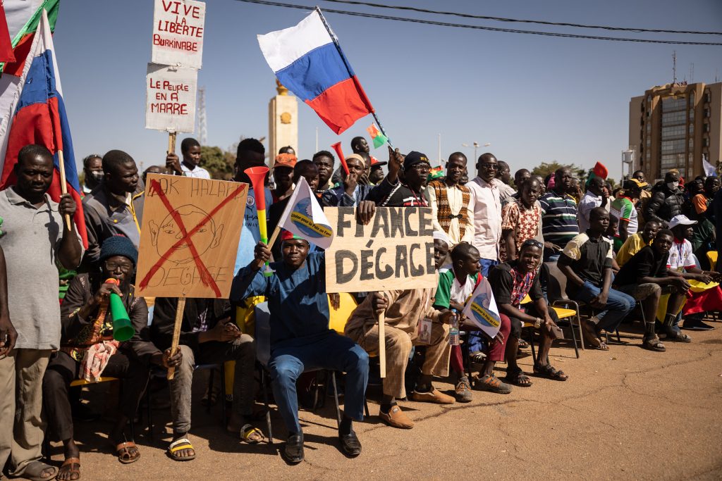 Tüntetők január 20-án, akik Traoré elnököt támogatják, és a francia nagykövet és csapatok kiutasítását követelik. OLYMPIA DE MAISMONT / AFP