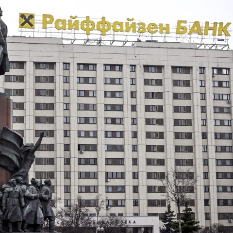 A Raiffeisen Bank logója egy Lenin-szobor mögött Moszkvában. Forrás: AFP / Europress