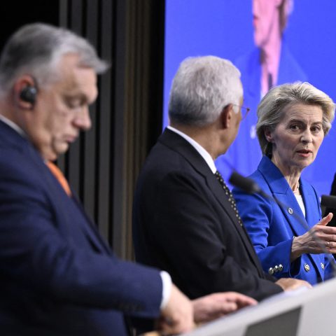 Az Európai Bizottság elnöke, Ursula von der Leyen, az Európai Tanács elnöke, Antonio Costa és Orbán Viktor miniszterelnök. Forrás: AFP / Europress