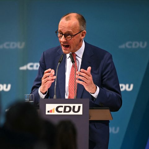 A német Kereszténydemokrata Unió (CDU) kancellárjelöltje, Friedrich Merz kampánybeszédet tart. Fotó: AFP / Europress