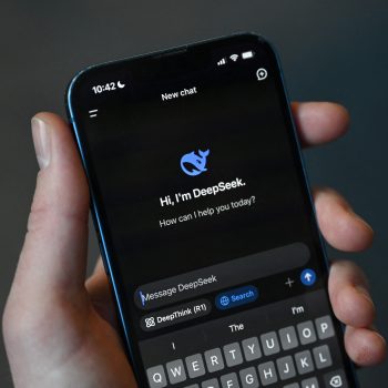 A DeepSeek alkalmazás okostelefonon, amely az amerikai AppStore-ban a legnépszerűbb volt 2025. január 27-én. Forrás: AFP / Europress
