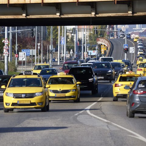 Taxik közlekednek az Üllői úton. Fotó: MTVA/Róka László