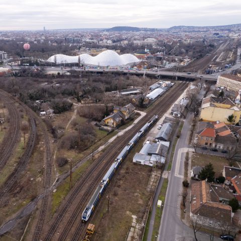 A Rákosrendező pályaudvar déli udvara, háttérben a Városligettel. Forrás: MTI / Máthé Zoltán