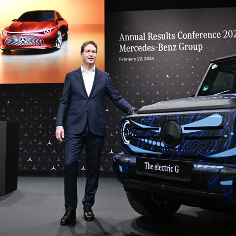 Az Európai Autógyártók Szövetségének vezetője, és a Mercedes Benz ügyvezető igazgatója, Ola Källenius egy elektromos Mercedes-Benz G előtt. Forrás: AFP / Europress