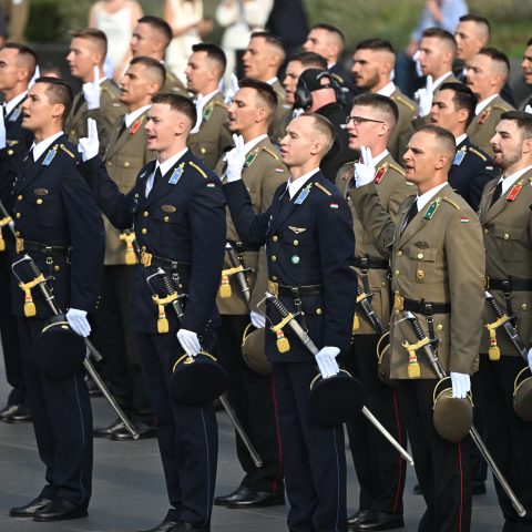 A magyar hadsereg új tisztjeit avatják a Parlament előtt 2024. augusztus 20-án. Forrás: AFP / Europress