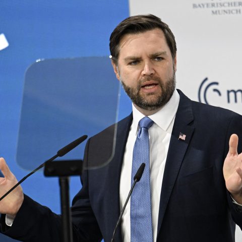 J. D. Vance amerikai alelnök beszédet tart a Müncheni Biztonsági Konferencián. Forrás: AFP / Europress