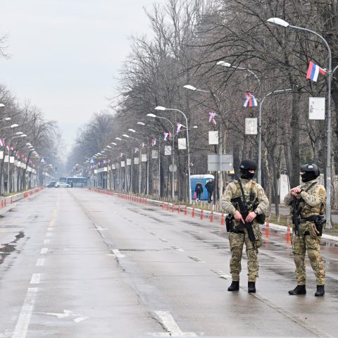 Boszniai szerb rendőrök biztosítják Banja Luka utcáit az elnök, Milorad Dodik beszéde alatt. Forrás: AFP / Europress